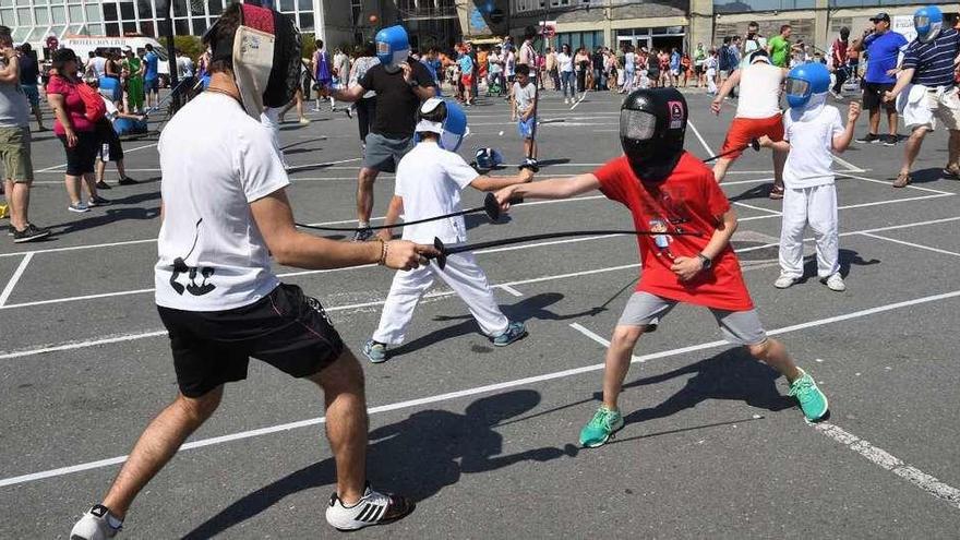 Niños y adultos practican esgrima en Riazor durante la celebración del Día del Deporte en la calle del año pasado.