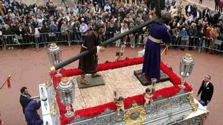 Miles de personas siguen la procesión de la Cofradía 15+1 de L'Hospitalet este Viernes Santo