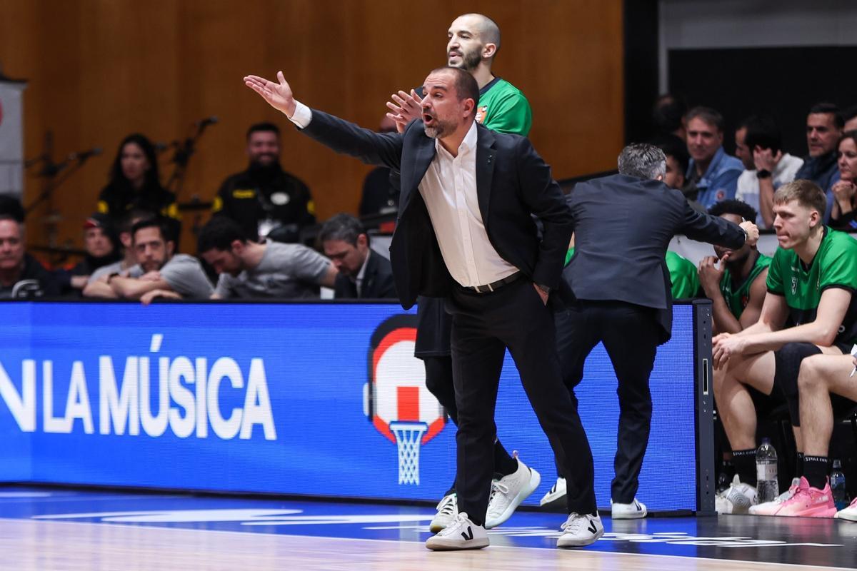 Carles Duran, dando instrucciones a sus jugadores