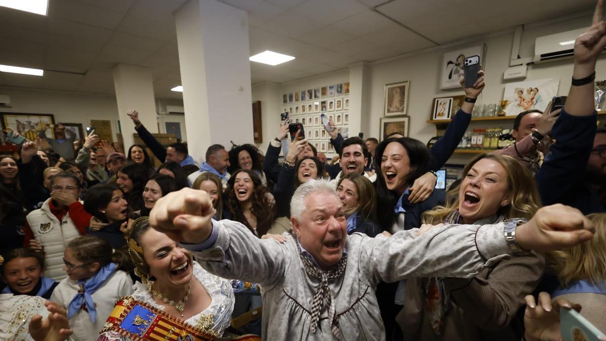Celebración en el casal de Espartero al conocer el Primer Premio Infantil de Fallas 2026