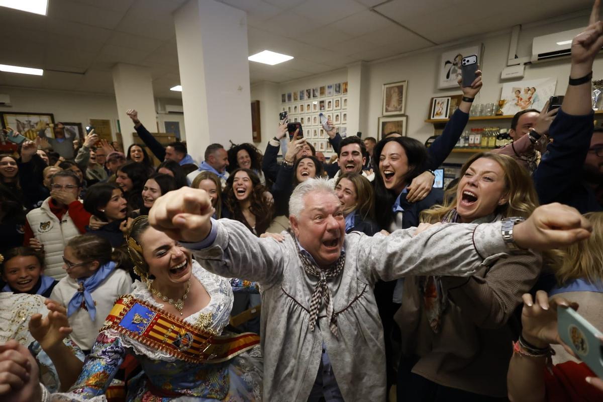 Celebración en el casal de Espartero al conocer el Primer Premio Infantil de Fallas 2026