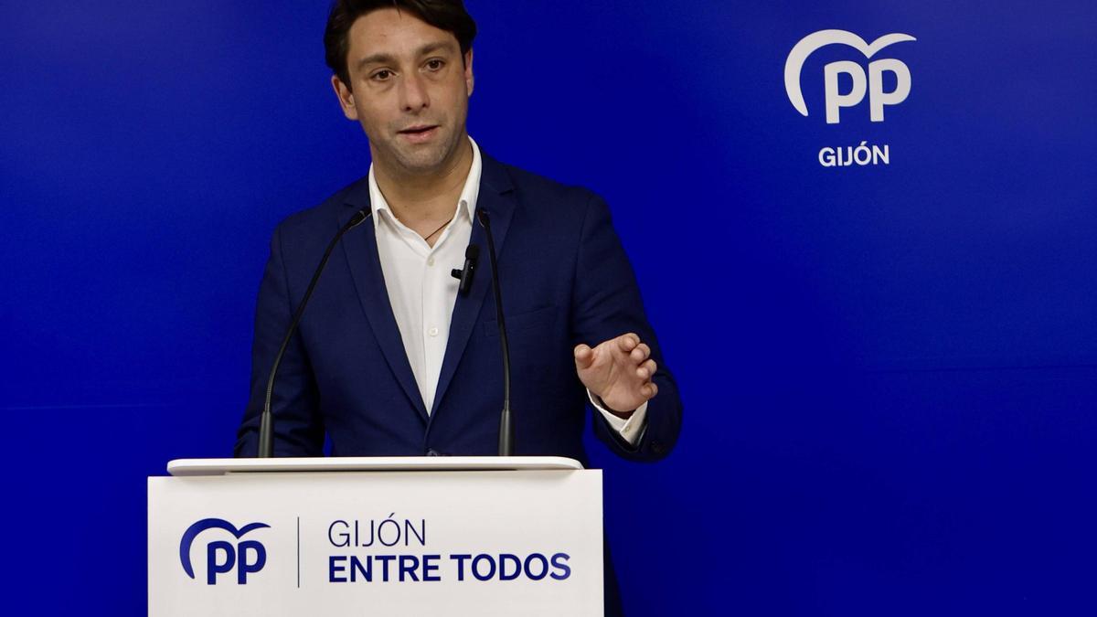 Andrés Ruiz, hoy en la sede del PP de Gijón, durante su comparecencia respecto a Naval Gijón.