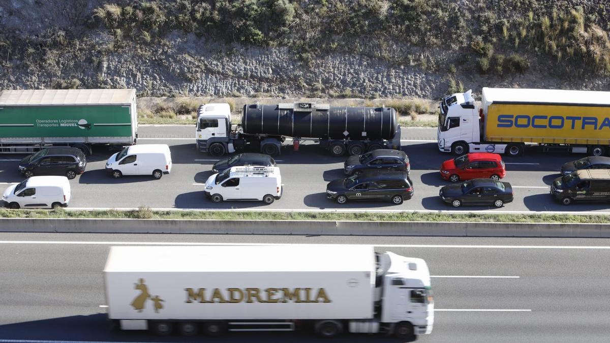 Accidente en la A-7: gran atasco al arder un camión de pintura en Alberic.