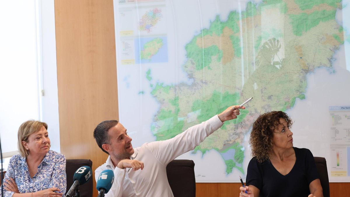 Mariano Juan señala planos de los proyectos con Antonia Picò a su izquierda y Neus Mateu a su derecha