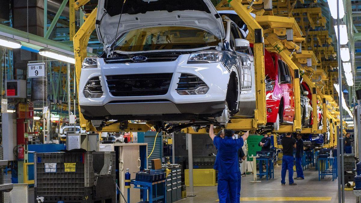 Trabajadores de Ford en la fabricación de vehículos, en una imagen de archivo.