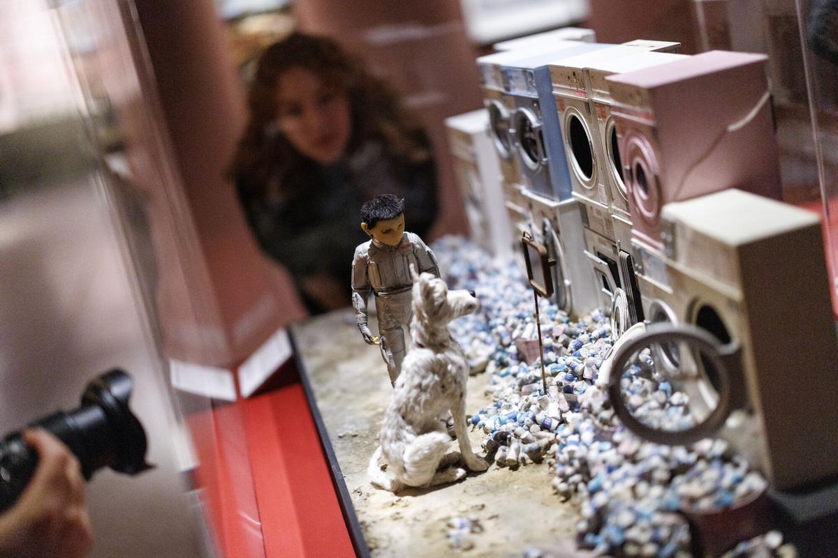 LONDRES (Reino Unido), 17/11/2025.- Un asistente de galería posa con títeres utilizados en la película Isla de los Perros durante un photocall para la próxima exposición Wes Anderson: The Archives en el Design Museum en Londres, Gran Bretaña, 17 de noviembre de 2025. El Design Museum albergará la primera gran exposición británica de la obra del cineasta, que se celebrará del 21 de noviembre de 2025 al 26 de julio de 2026. La exposición otorga un acceso sin precedentes a los archivos personales de Wes Anderson, acumulados durante tres décadas, con más de 700 objetos, muchos de los cuales nunca se han exhibido en Gran Bretaña. 