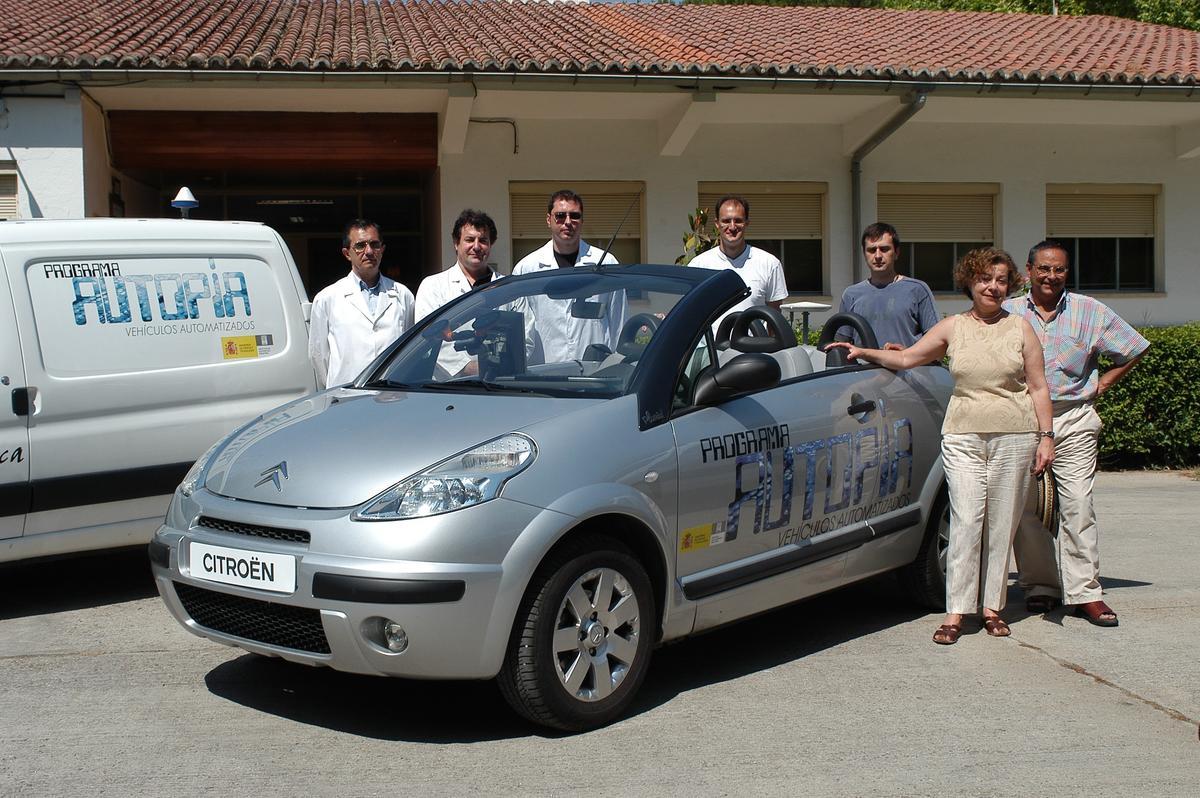 Teresa de Pedro, con su equipo y el prototipo del coche autónomo