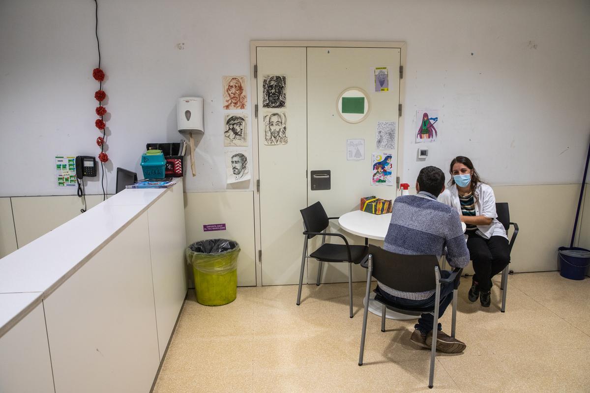 La sala de primera acogida y desayuno del centro de reducción de daños de La Mina. 