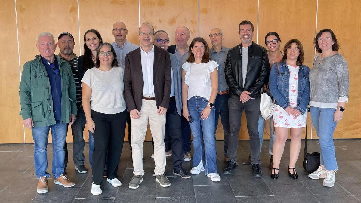 El director y miembros de su equipo, con periodistas de la Safor.