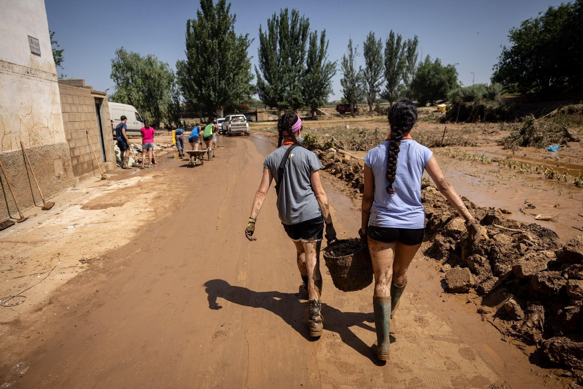 En imágenes | La UME ya trabaja en los pueblos aragoneses afectados por las tormentas