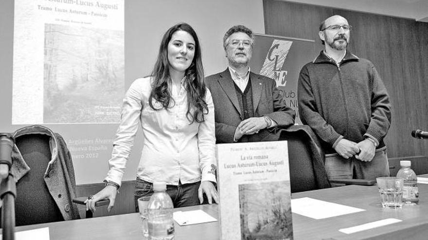 Por la izquierda, Argüelles, Avelino Gutiérrez y Lorenzo Sánchez, de Zahorí Ediciones.