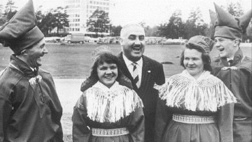 El alcalde Pedro Zaragoza y la familia de lapones que trajo de Finlandia para promocionar Benidorm.