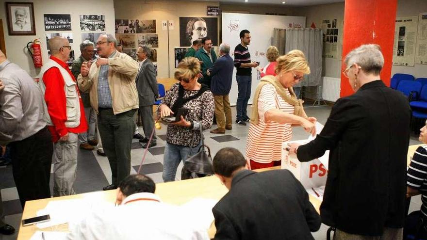 Militantes del PSOE votan en la capital.