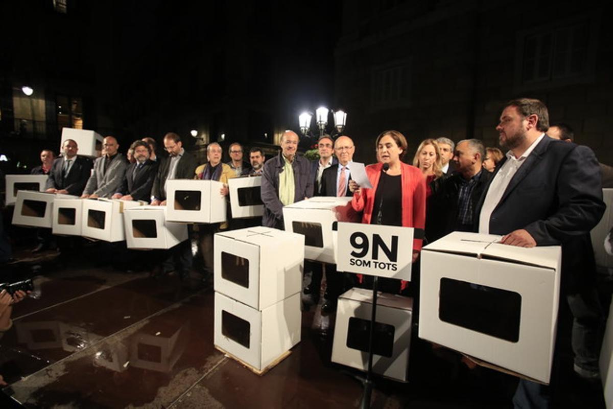 Ada Colau leyendo el manifiesto en apoyo a los imputados por el 9-N.