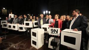 Ada Colau leyendo el manifiesto en apoyo a los imputados por el 9-N.