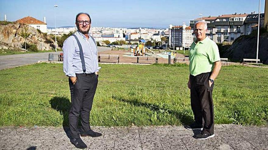 José Ramón Calvete, miembro de la asociación vecinal de Visma, junto a otro vecino en una parcela del barrio.