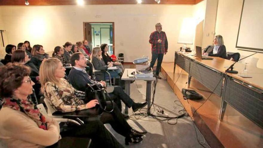 Juan Ángel Fernández y Laura Martínez (en la mesa), ayer, durante la conferencia en el Valdecarzana.