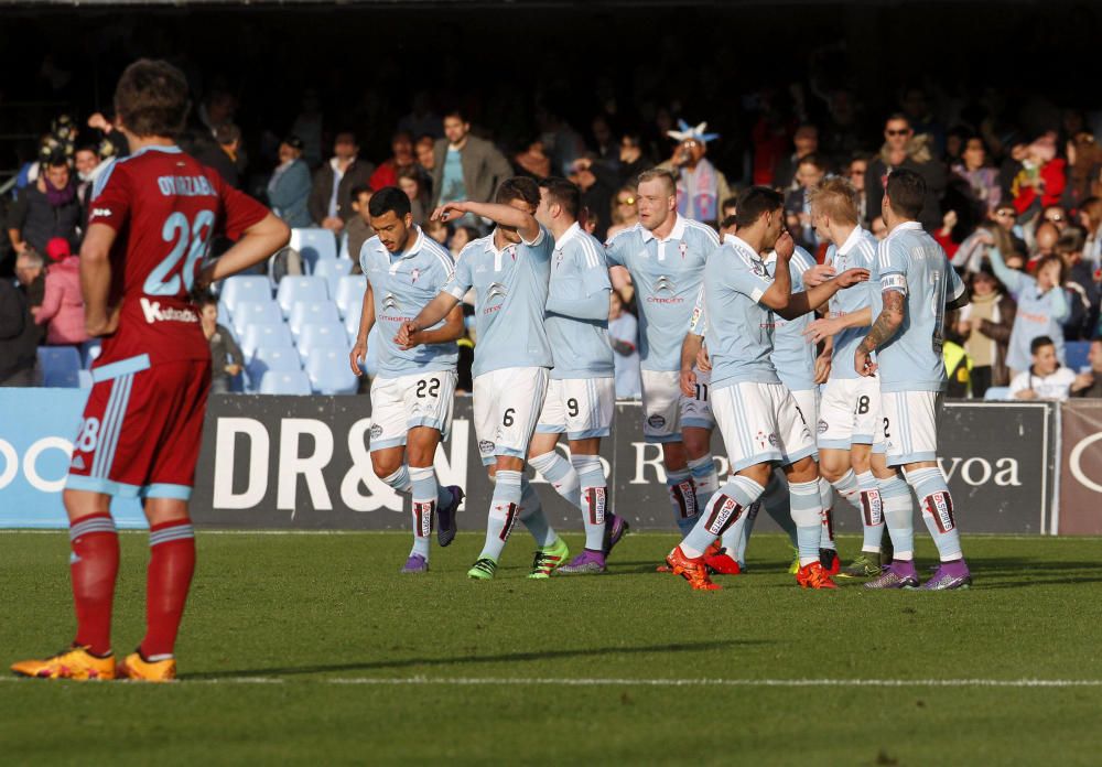 Un golazo del de Moaña le da la victoria al Celta en Balaídos en un igualado partido contra la Real Sociedad. // EFE