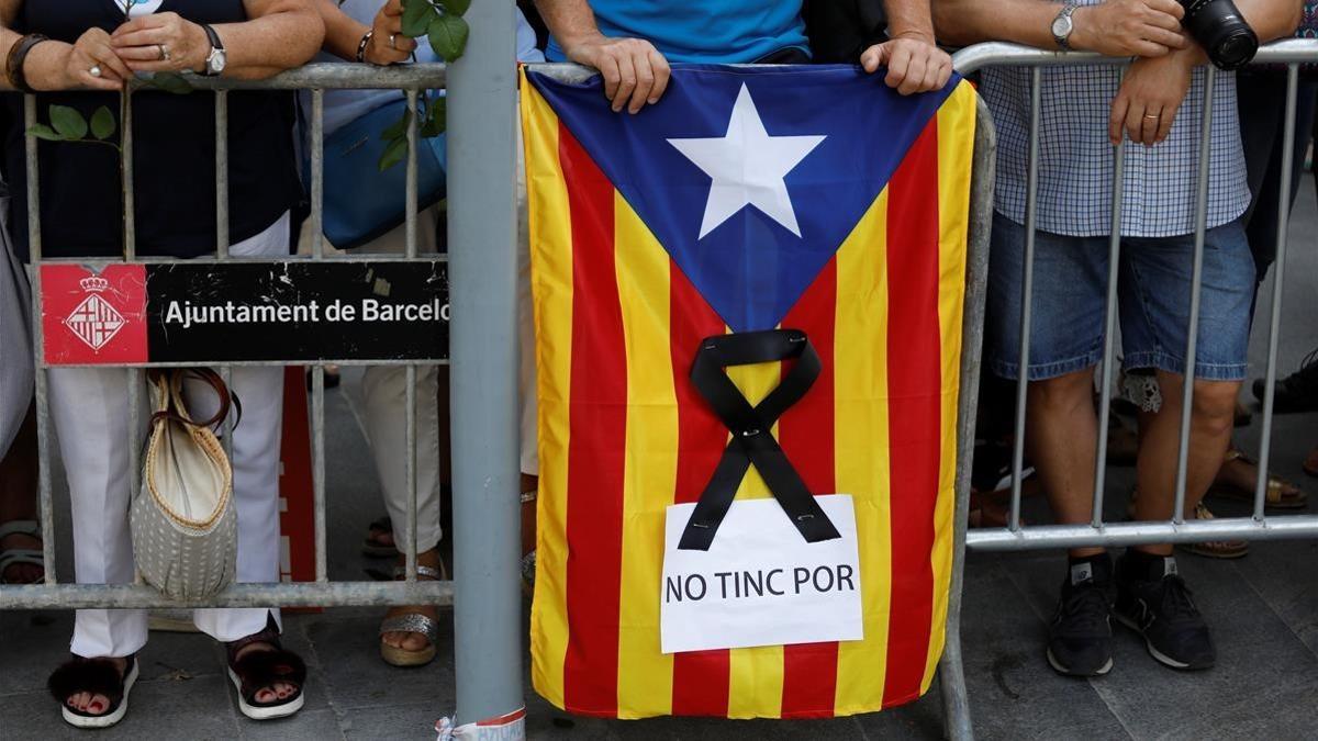 Estelada con crespón negro en la manifestación antiterrorista de Barcelona