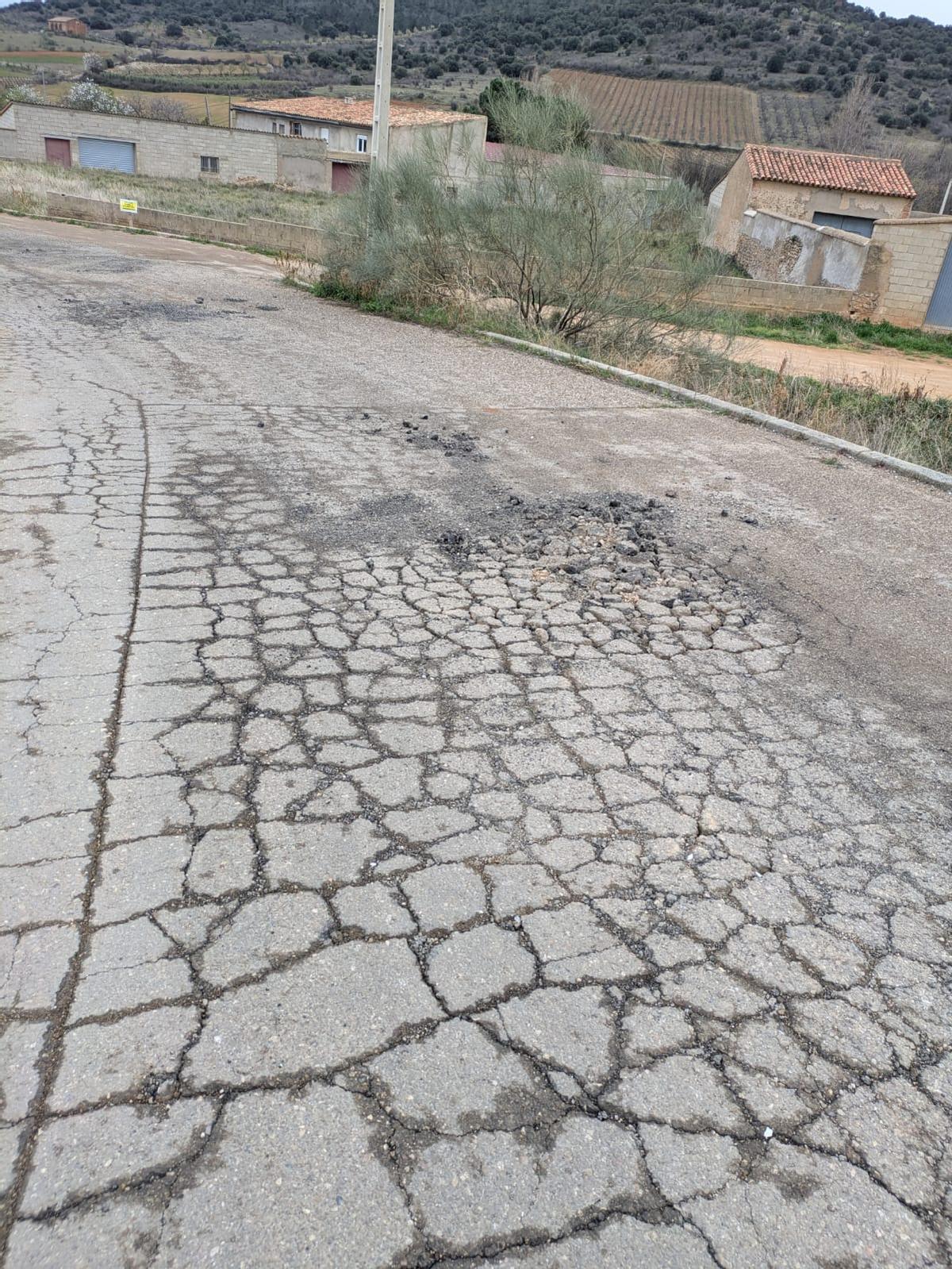 La calzada de una de las vías perimetrales de Encinacorba, completamente cuarteada.