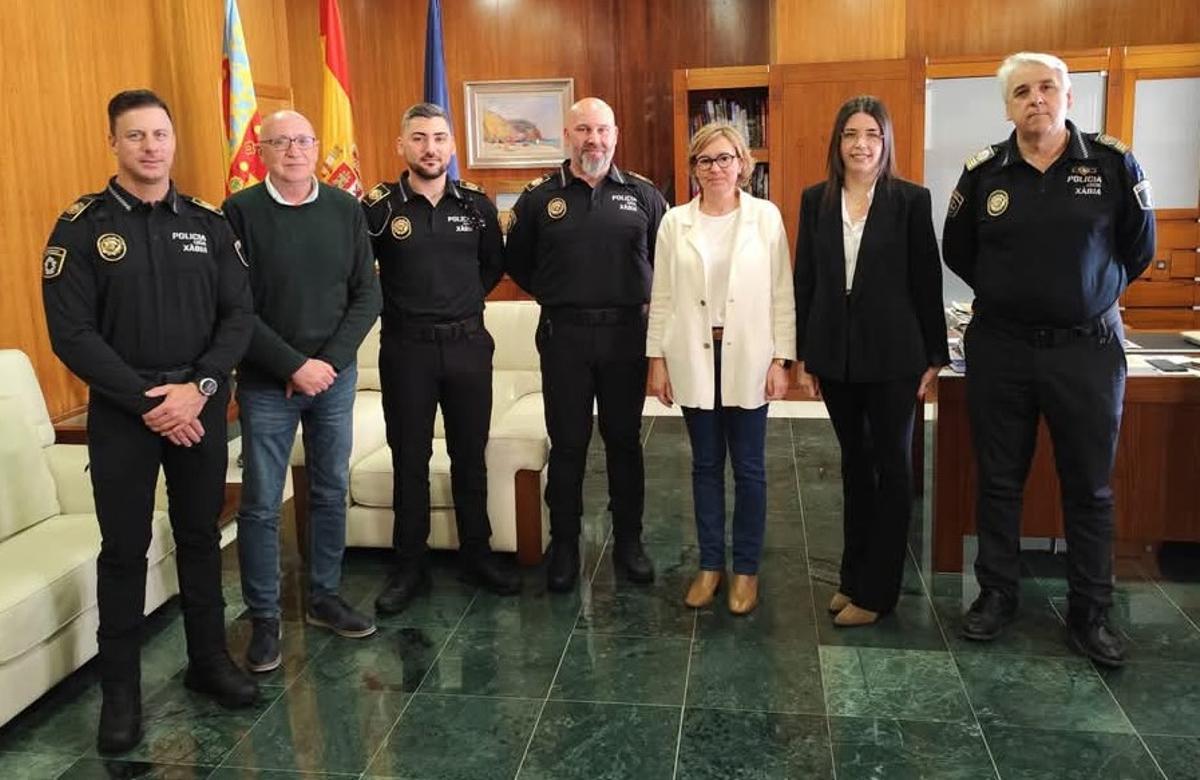 Los nuevos agentes junto al concejal de Seguridad, Juan Ortolá, la alcaldesa, la responsable de Personal, Fátima Jarjor, y el intendente, José Antonio Monfort