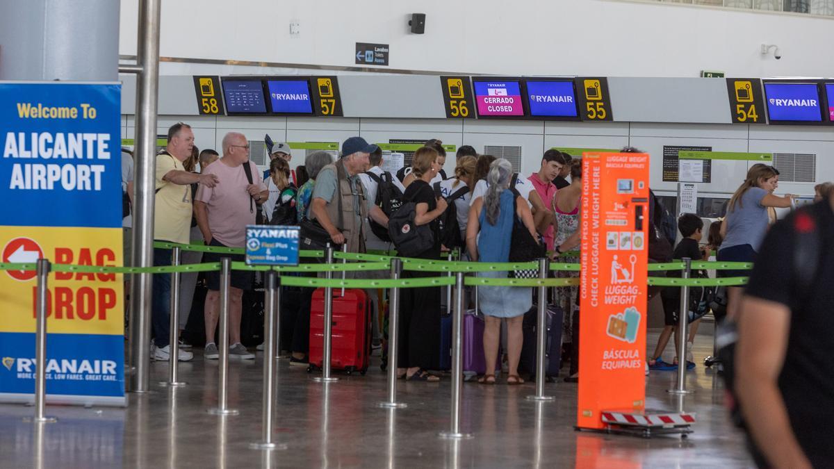 Pasajeros facturando en los mostradores de Ryanair