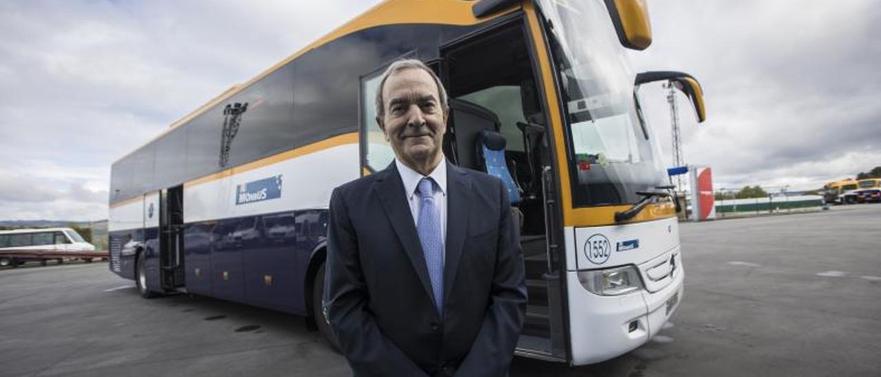 Raúl López posa davant d’un dels autobusos de la seva flota a les instal·lacions de Monbus a Lugo. miki lópez