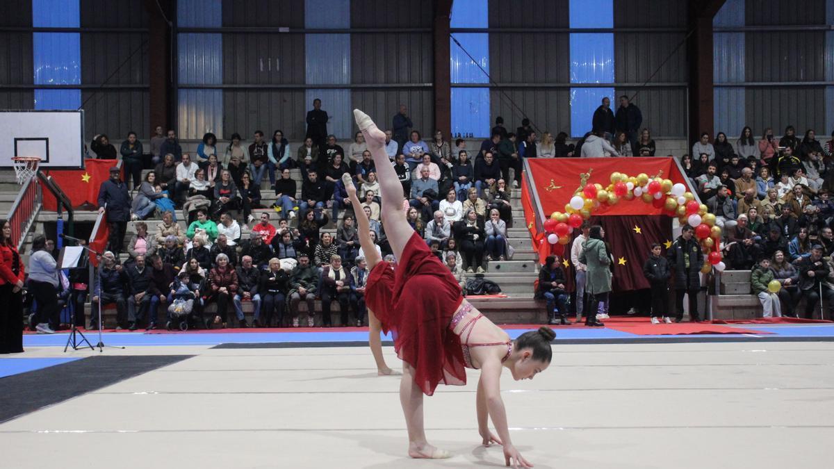 La gala de música y baile llena el pabellón de El Puente