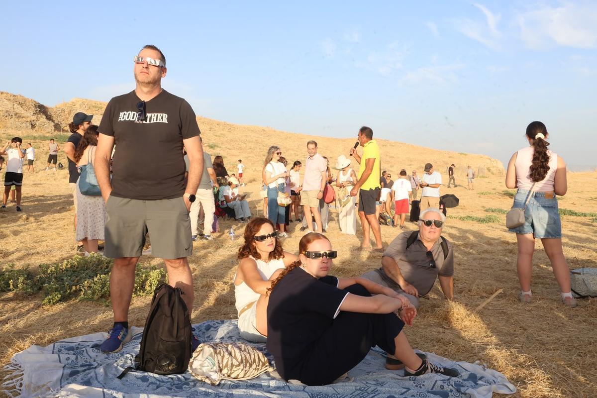 El eclipse solar deja imágenes únicas desde el enclave arqueológico de Ategua en Córdoba El eclipse solar deja imágenes únicas desde el enclave arqueológico de Ategua en Córdoba
