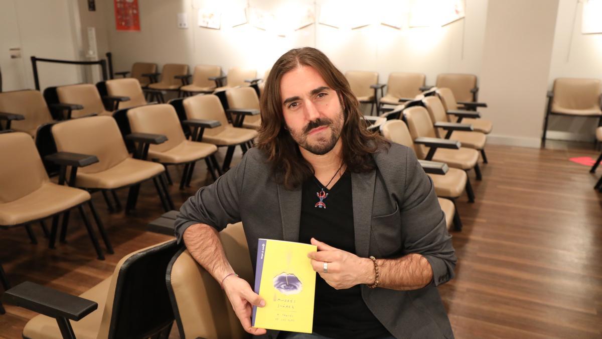 Andrés Suárez en el Ámbito Cultural de El Corte Inglés, antes de la presentación de su libro.