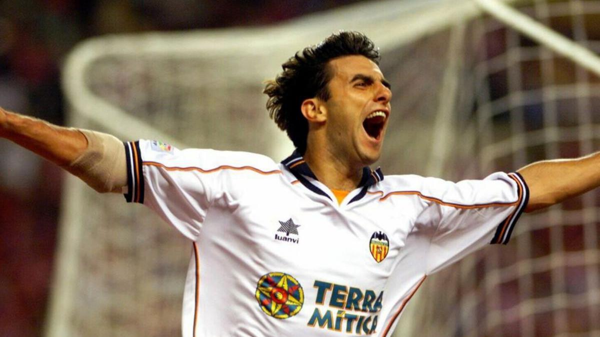 Claudio Piojo López celebra el 3-0 en la final de 1999. | EFE/EMILIO MORENATTI