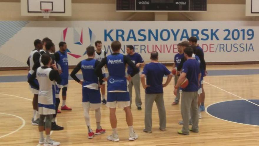 El equipo, antes del entrenamiento de hoy en Krasnoyarsk