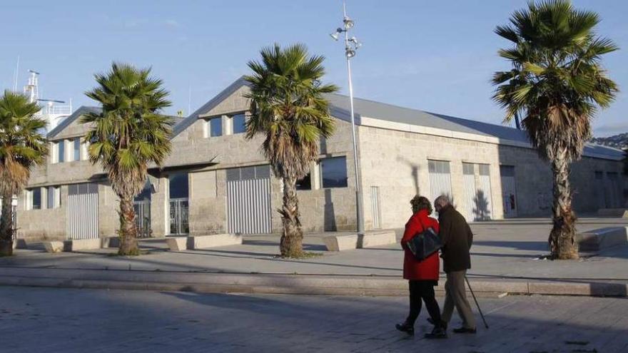 La antigua nave de la fruta o de El Tinglado, ubicada entre el muelle de Comercio y el edificio de la Xunta. // J. Lores