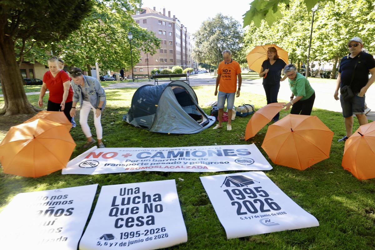 Los preparativos para la gran acampada de los vecinos de La Calzada, en imágenes Los preparativos para la gran acampada de los vecinos de La Calzada, en imágenes