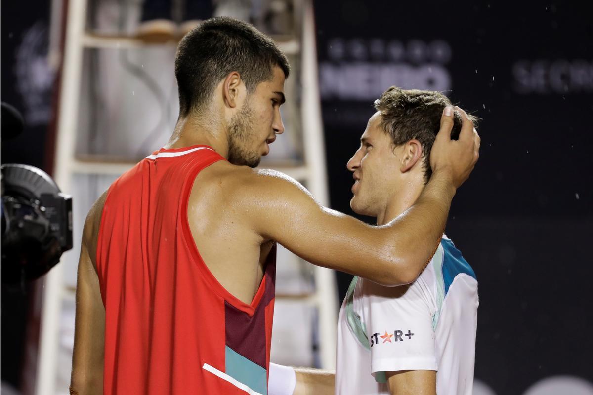 Carlos Alcaraz felicita a su rival en la final, el 'Peque' Schwartzman