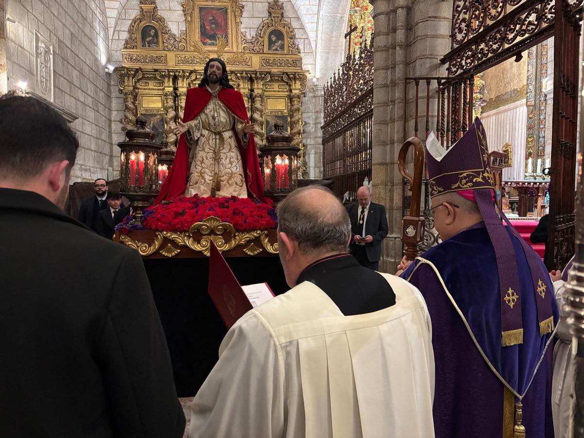 El arzobispo de Mérida - Badajoz, José Rodríguez Carballo, ante el Cristo de la Humildad en la catedral de Badajoz.