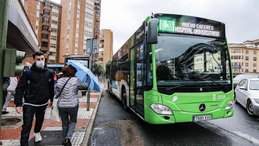 Un autobús estacionando en su parada.