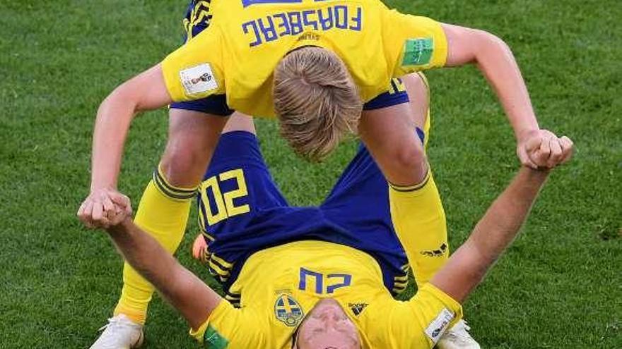 Forsber y Toivonen celebran el triunfo de Suecia . // Jorge Guerrero