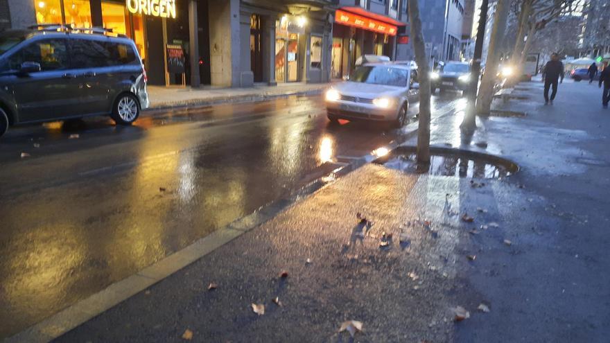 Una fuita omple d&#039;aigua el darrer tram del Passeig de Manresa