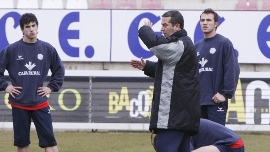 Alvarez Tomé, técnico del Zamora C. F., da instrucciones a sus hombres  durante el entrenamiento de ayer en el estadio Ruta de la Plata