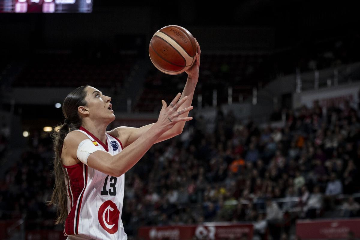 Helena Pueyo realiza una bandeja en el duelo entre el Casademont y el Fenerbahce disputado en el Príncipe Felipe.