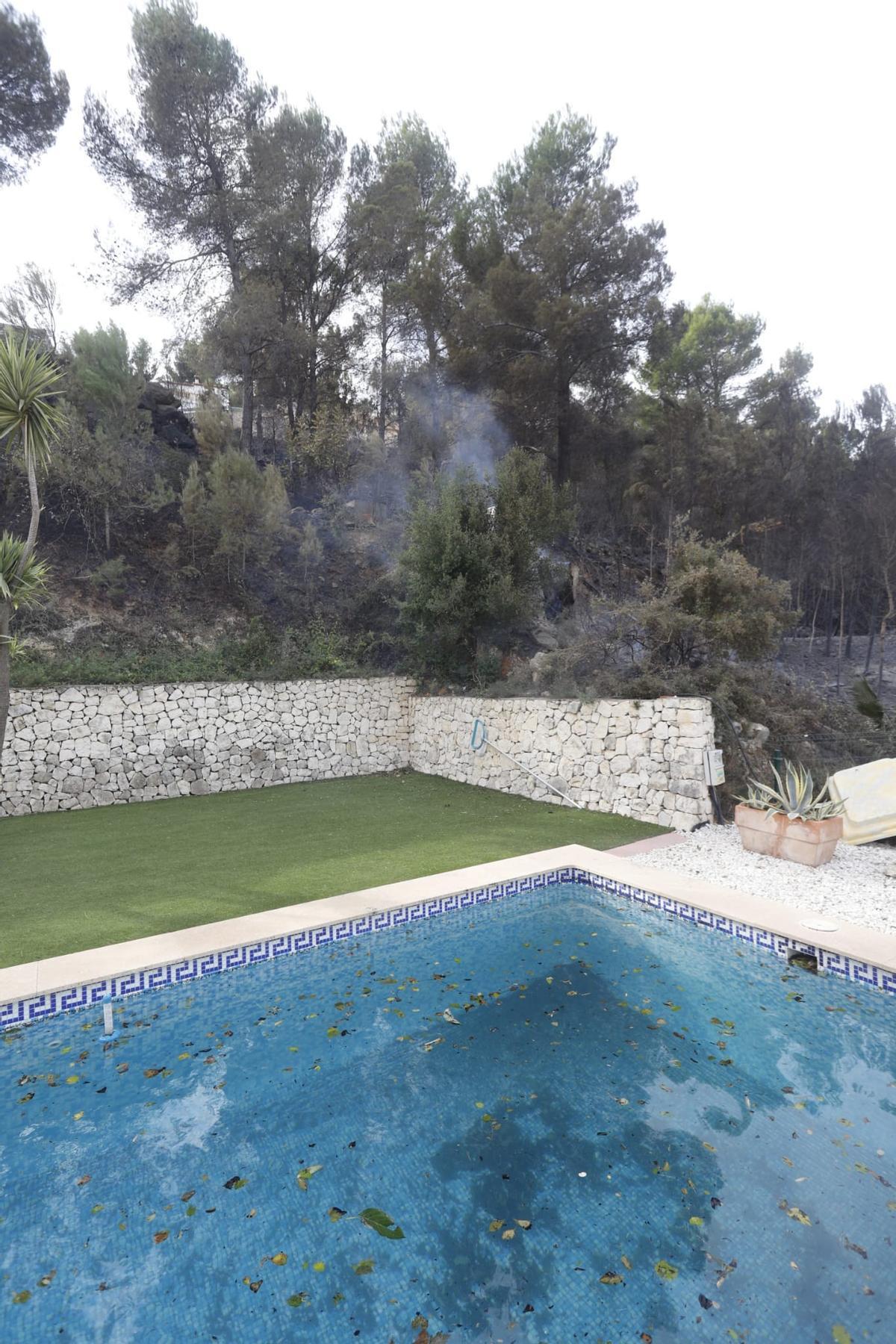 El incendio arrasa la urbanización Monte Corona de Ador