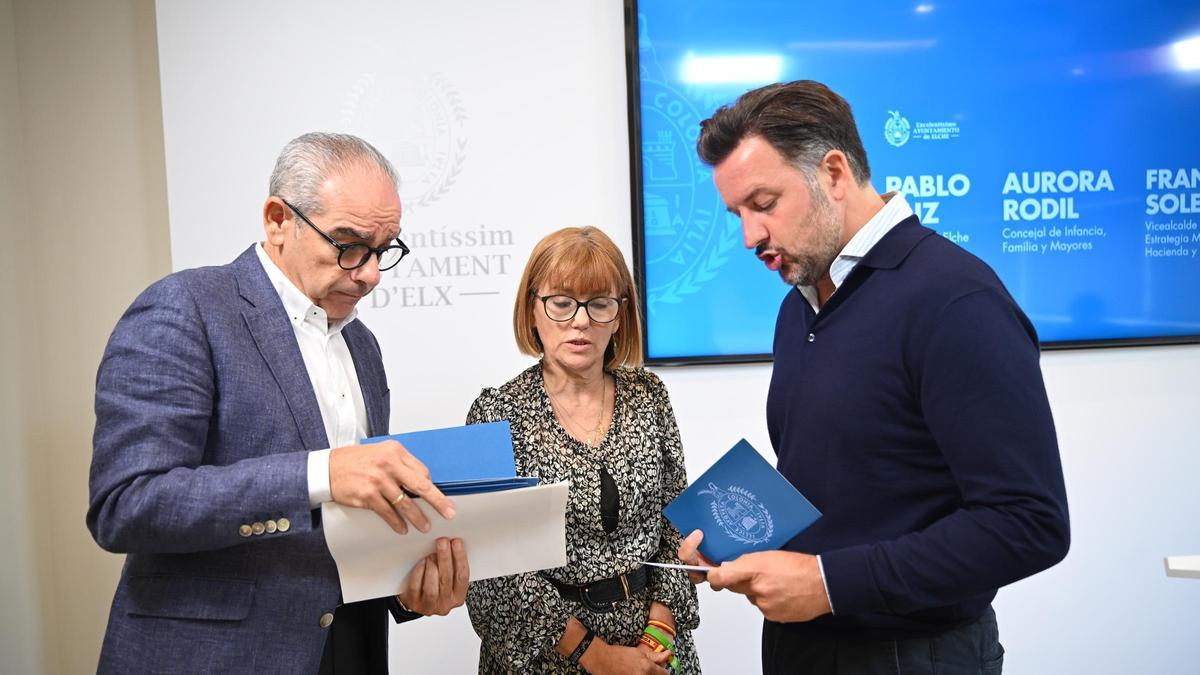 Los concejales Francisco Soler y Aurora Rodil con el alcalde, Pablo Ruz