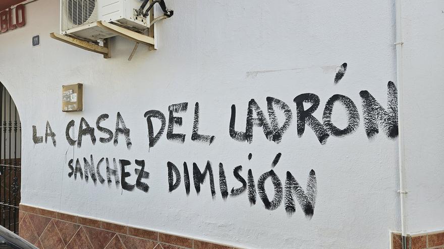 Vandalizan la sede del PSOE de Alhaurín de la Torre con pintadas contra Pedro Sánchez