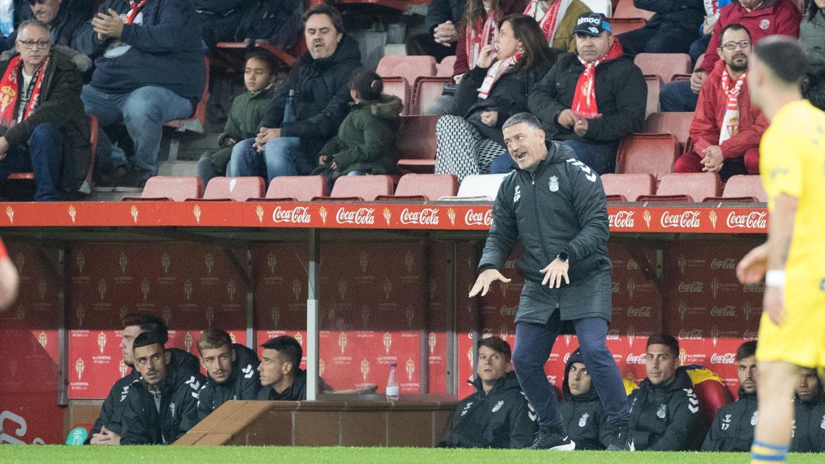 Xavi García Pimienta da órdenes durante el choque ante el Sporting