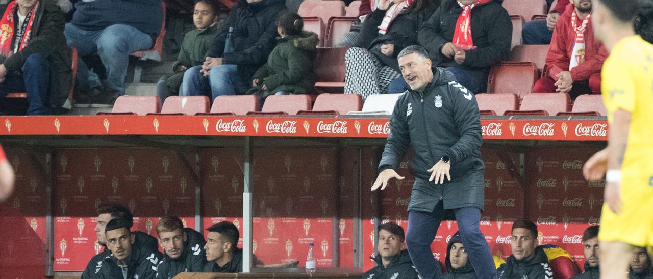 Xavi García Pimienta da órdenes durante el choque ante el Sporting