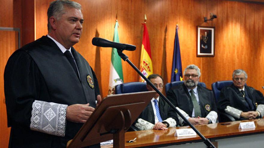 El nuevo fiscal jefe de Málaga, durante su discurso. A la derecha le escucha atento el fiscal general del Estado.