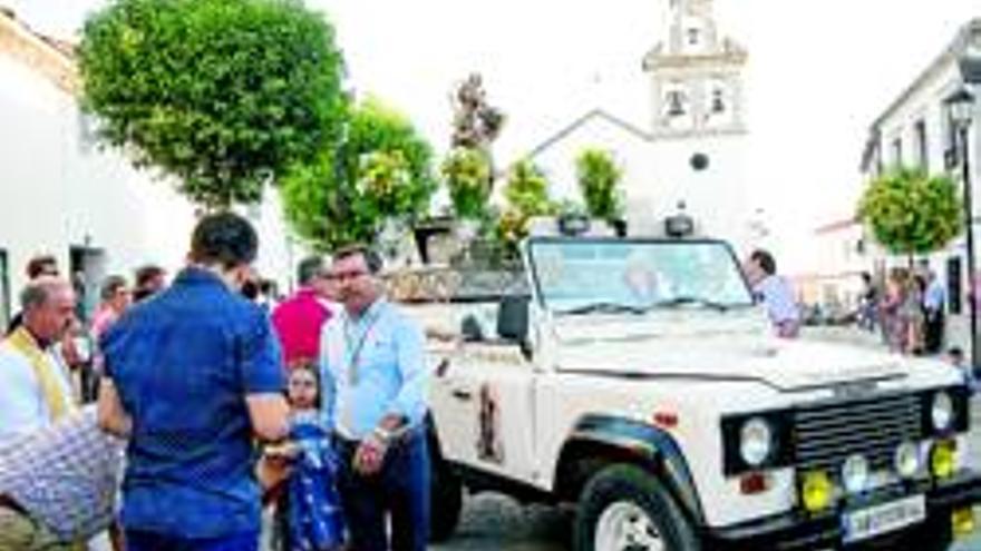 Decenas de vehículos en la procesión de San Cristobal