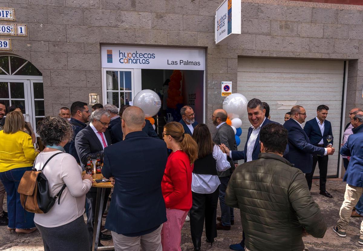 Asistentes a la inauguración de HIPOTECAS CANARIAS en la calle Achaman, 39 en Vecindario.
