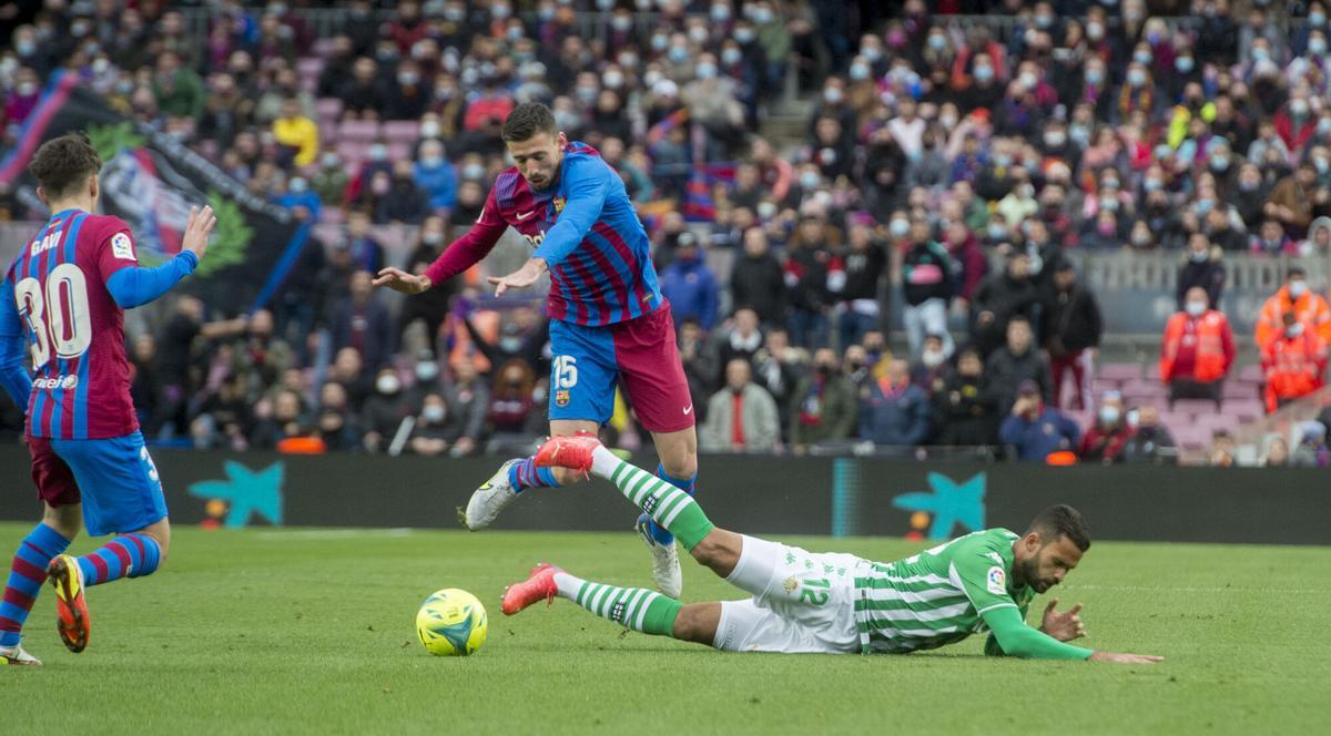 Lenglet recupera el balón ante William durante el Barça-Betis en su última campaña de azulgrana (21-22).